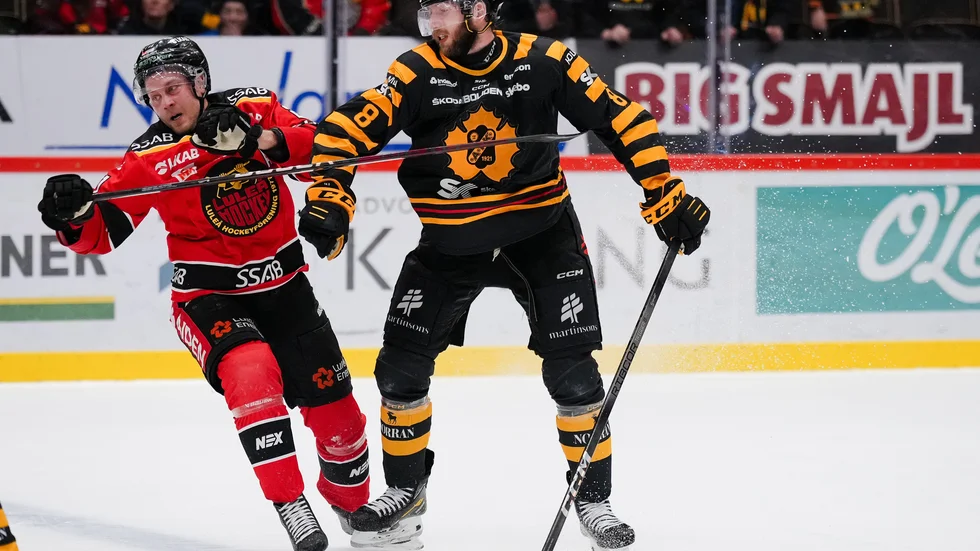 Juhani Tyrväinen och Skellefteås Petter Granberg under ishockeymatchen i SHL mellan Skellefteå och Luleå 30 december.