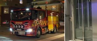 Personer satt fast i smällkall hiss – i över en timme