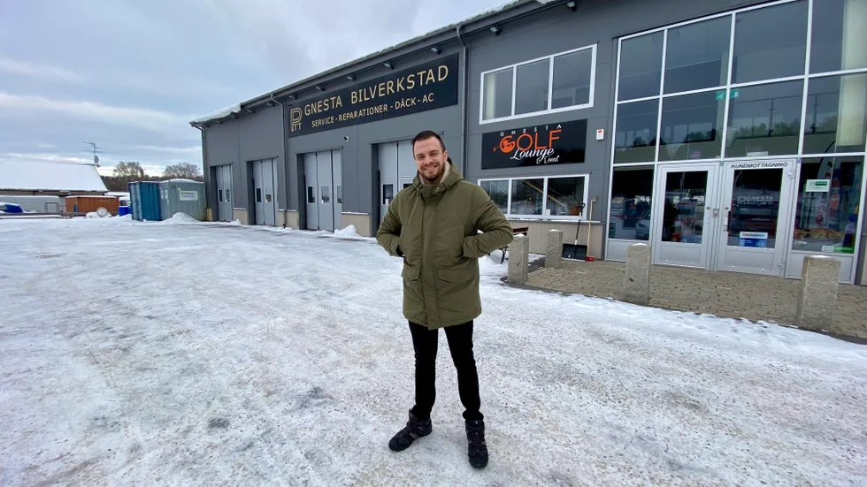 Efter tolv års arbete med bilglas på heltid är Emil Olsson redo att ta steget och bli sin egen. Han öppnar inom kort i PTT Bilverkstads lokaler. "Alla pengar till att starta eget tas ur egen ficka."