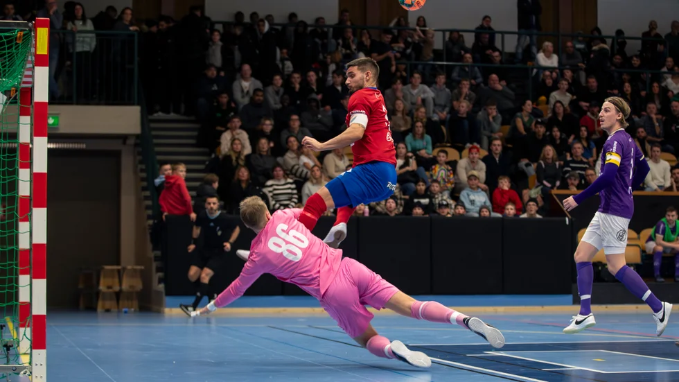 Boren cup 2024, arrangörsklubbens Adnan Zekic är nära mål i matchen mot Tord. Nu är det klart att 58 lag spelar den 42:a upplagan av turneringen som spelas i Motala sporthall 2-6 januari.