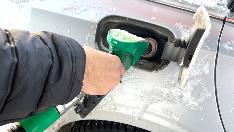 Kenneth Modig passade på att tanka bilen. 