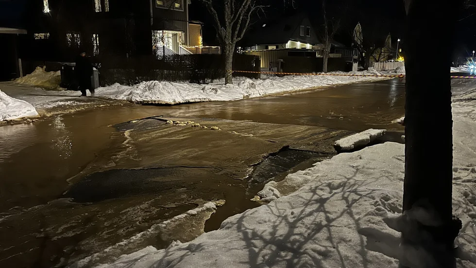 På platsen där själva vattenläckan är har asfalten rest sig. Den delen av Ekeborghsvägen är helt avstängd för biltrafik.