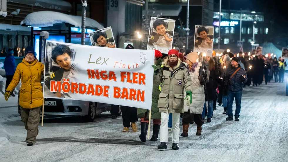 En av förändringarna i den nya socialtjänstlagen är 
att barnens rättigheter ska stärkas och man ska ta mer hänsyn till barnens åsikter i bedömningen om vad som är bäst för barnen. Det har påverkats av mordet på 8-årige Tintin i Luleå för snart två å sedan. Här en manifestation ett år efter Tintins död. (Arkivbild)