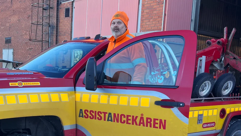 Bärgaren Jimmy Kindström är inne snabbt på stationen i Motala för att byta fordon. Han har precis hjälpt en buss och ska nu dra loss en Taxi som kört fast.