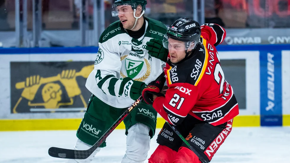 Luleås Juhani Tyrväinen och Färjestads Victor Ejdsell under torsdagens ishockeymatch i SHL mellan Luleå HF och Färjestads BK i Coop Norrbotten Arena.