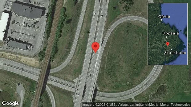 Två stillastående lastbilar stör trafiken på E4