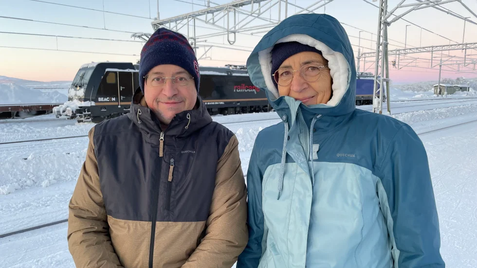 Georges och Anne Marie Turroques njuter av ljuset, men saknar döttrarna som inte tog sig upp till det efterlängtade mötet. 