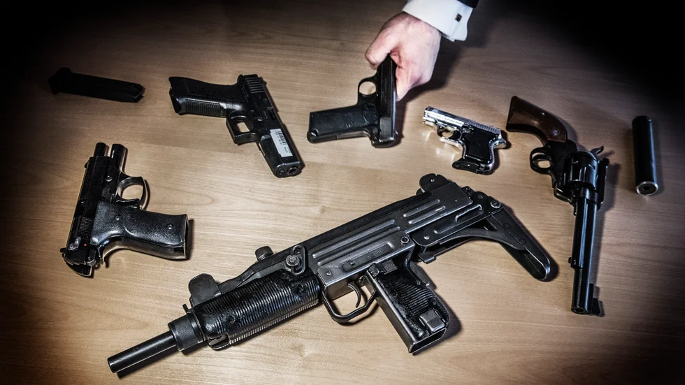 Fram till och med oktober i år beslagtogs 340 illegala vapen i Stockholmsområdet. Vapnen på bilden är beslagtagna av Tullverket ett tidigare år. Arkivbild.