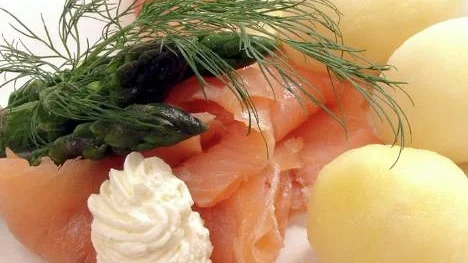 Rökt lax med grön sparris och pepparrotsgrädde. Festmat som alla klarar att laga.