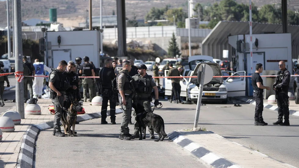 Israelisk polis vid vägspärren.