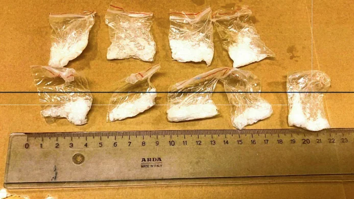 De här påsarna var förpackade i två separata paket, och innehöll drygt 10 gram kristall.