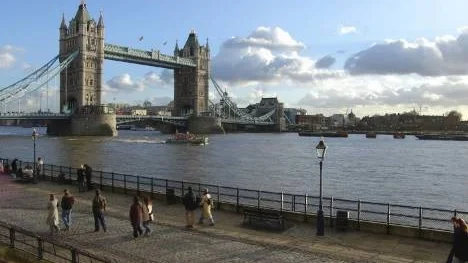 Pampig vy över London Bridge. Hit går att åka till när som helst. Om man åker under hösten passar det extra bra att njuta av ett äkta brittiskt afternoon tea.