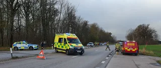 Bil kvaddad efter krock med mitträcke – vägen stängdes av
