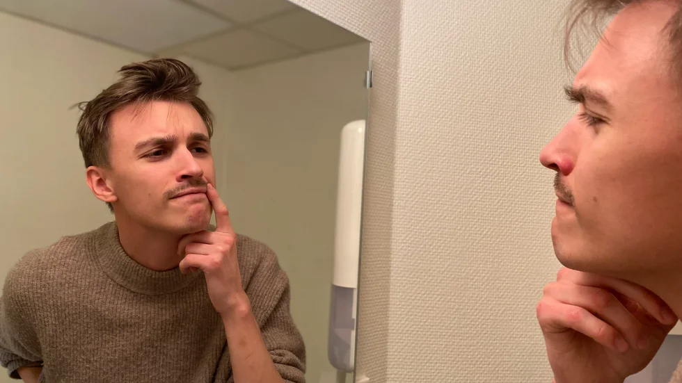 Även en gles mustasch tycks locka blickar.