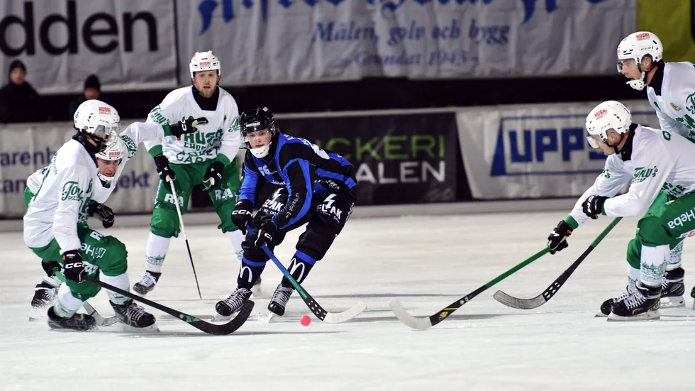 Alexander Karlgren omgiven av vit/gröna Hammarby spelare och han tappar bollen. Sirius förlorade igen trots en spelmässigt ganska jämn match.