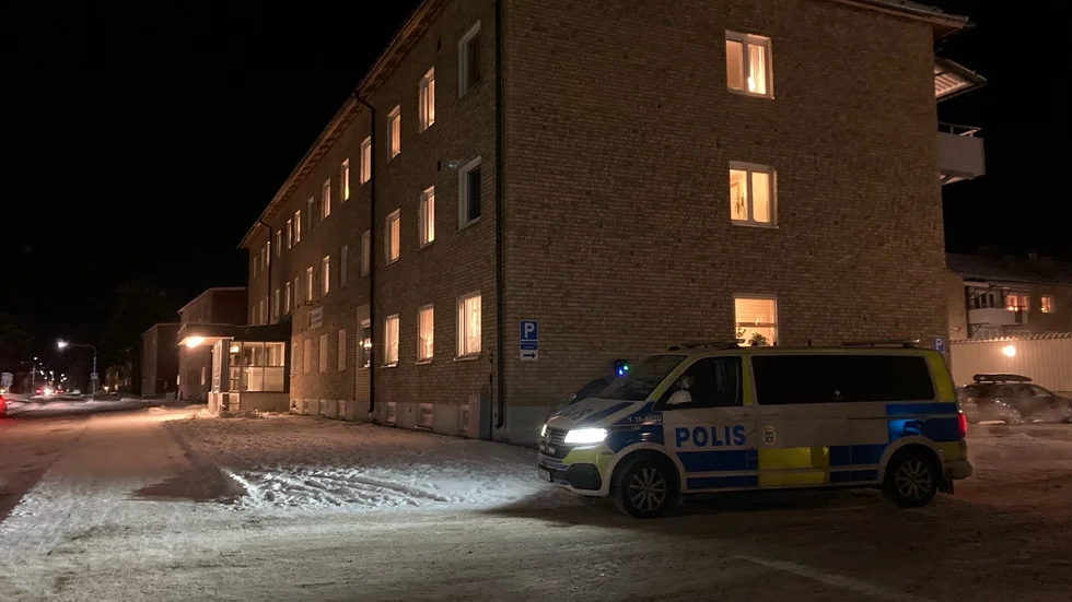 Polisen finns på plats på fredagseftermiddagen utanför Socialförvaltningens kontor efter att ett antal fönsterrutor krossats.