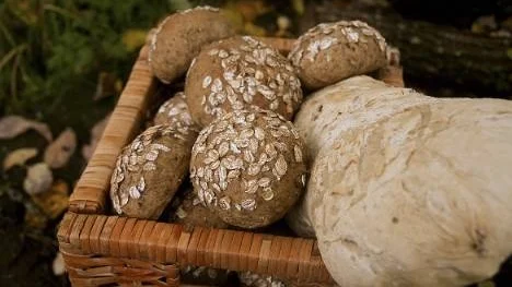 Mörka rågbullar eller sydfranskt bröd med rosmarin och oliver är gott till frukost i höstrusket