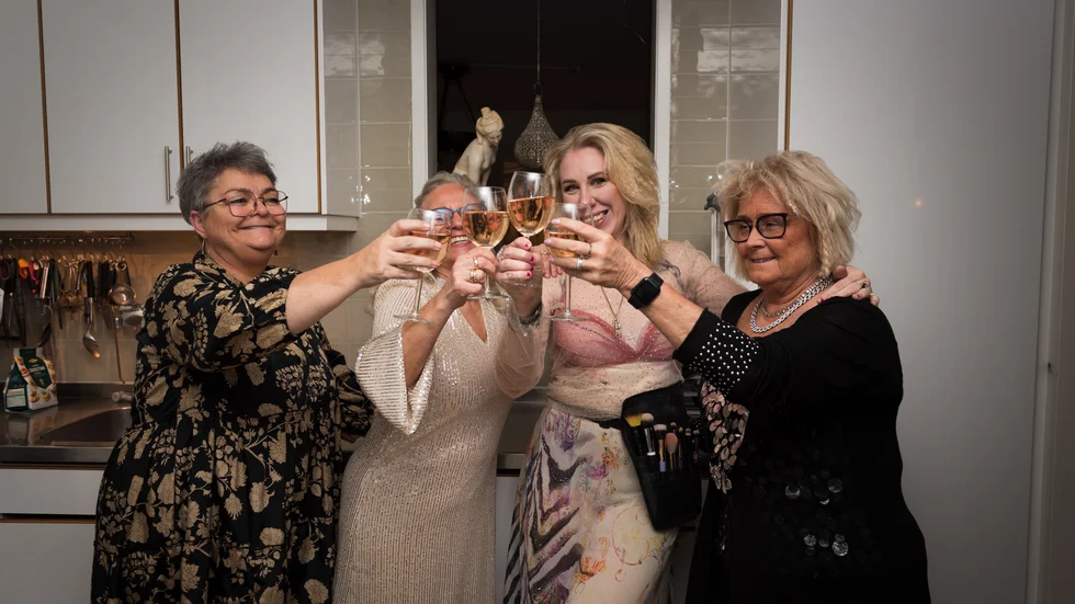 Anne Henriksson skulle inte ut på krogen, men följde med på förfesten hemma hos Christine Anrén, som också bjudit in Hanna Salmi och Marie Maibert.