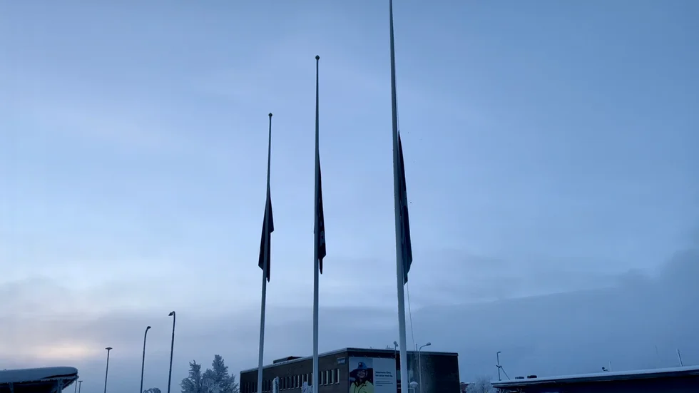 Flaggor vajar på halvstång i Kiruna efter olyckan, då en ung kvinna avled i en arbetsplatsolycka.