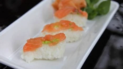 Nigri sushi. Den vanligaste formen av sushi är den med riskudden och en tunn skiva rå fisk på toppen.