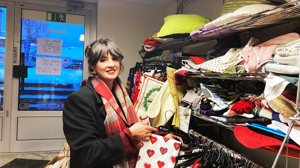Hållbara Sara, som hon kallar sig i sociala medier, känner på gardinerna hon tipsar om till julen. "Istället för papper kan man linda in klappar i tyg av olika slag. De är ofta billiga på second hand-affärer". 