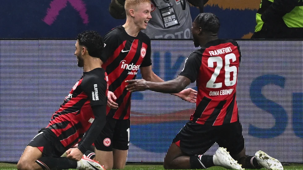 Hugo Larsson (i mitten) firar efter sitt 3-0-mål.