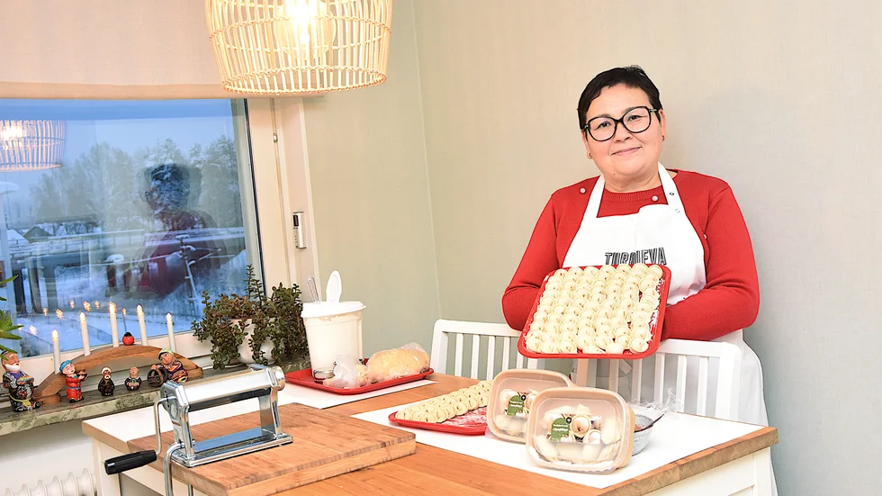 Familjen Turdieva med mamma Maria och mästerkocken Nazuk Turdieva i spetsen är involverade i årets upplaga av Musikhjälpen med temat - Ingen ska behöva dö av hunger. Tillsammans har de gjort dumplings. Deras insamling stöds genom sponsring av Lyckas med mat, Kungsörnen, Martin och Servera, Niemi bil, Ica kvantum Boden, Team Sportia Boden och NorrlandsVilt.