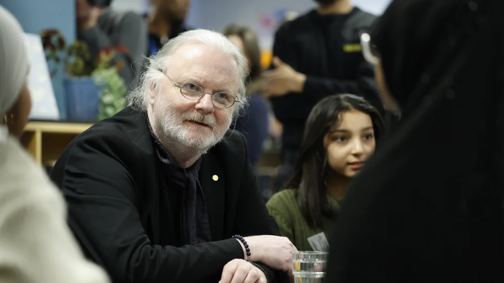 Nobelpristagaren i litteratur, Jon Fosse, gör det traditionsenliga besöket på Rinkeby bibliotek för att träffa skolelever.
