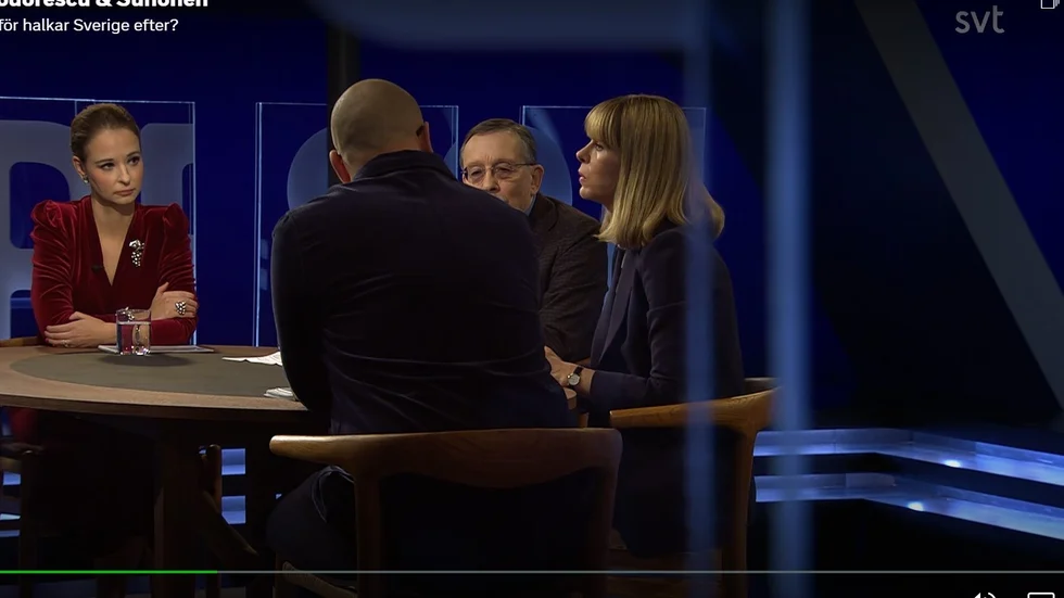 En stor del av progammet om "Varför halkar Sverige efter?" ägnades åt samtal mellan programledarna Alice Teodorescu och Daniel Suhonen och deras inbjudan gäster nationalekonominestorn Larts Calmfors och Första AP-fondens internationellt erfarna vd Kristin Magnusson Bernard. 