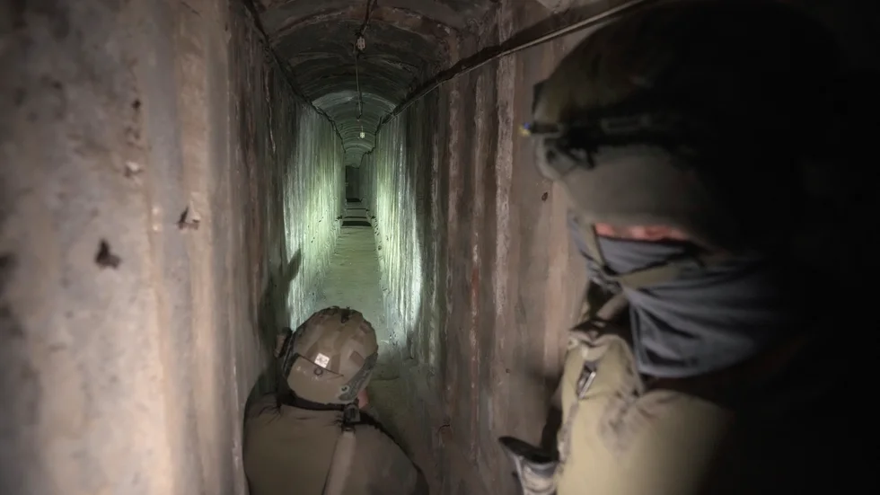 En av tunnlarna under Gaza. Bilden är från en rundvisning som Israels militär ordnade för medier under sjukhuset al-Shifa i november.