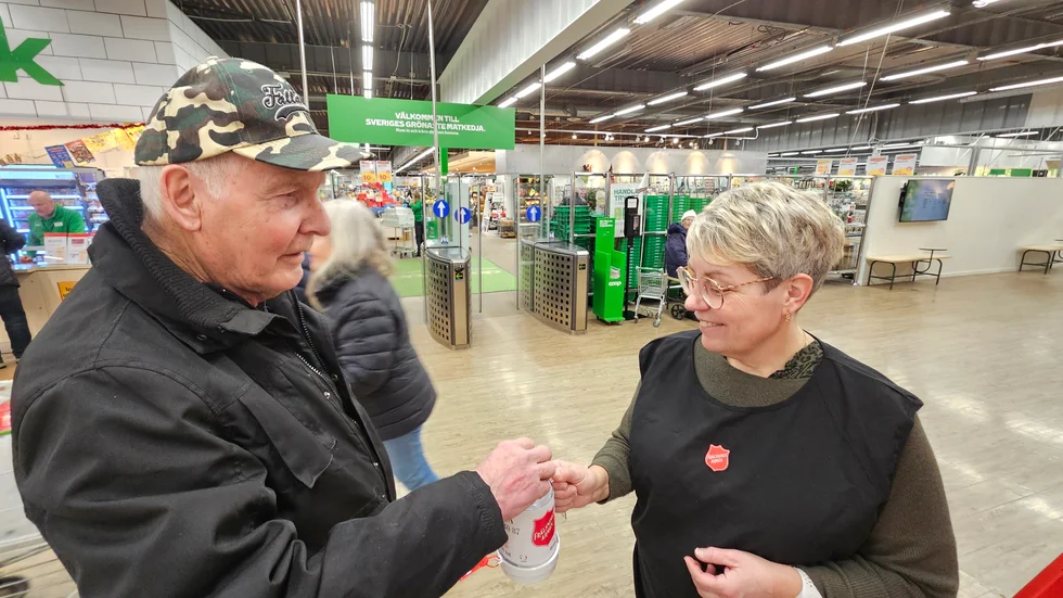 Inge Edvinsson ger ett bidrag till Frälsningsarméns Birgitta Lundin på Viberga.