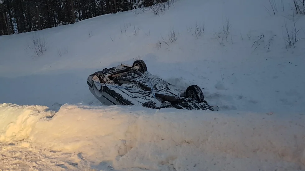 Bilen hamnade på taket i diket.