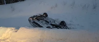 Personbil voltade i diket på väg 373