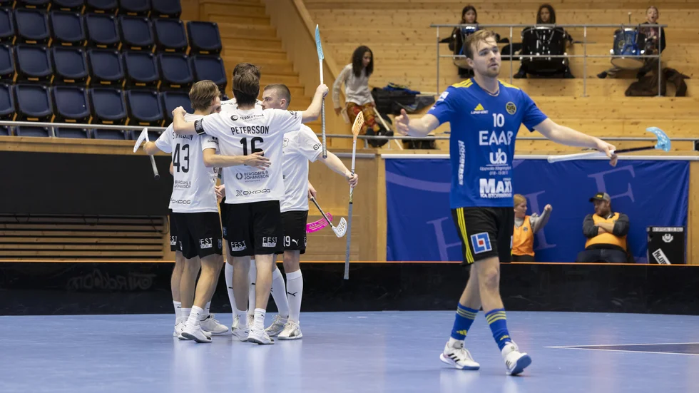 Alexander Janols slår ut med armarna efter ett av många Helsingborgsmål. Skåningarnas förstafemma med tremålsskytten Fredi Petersson gjorde fem mål i rad.