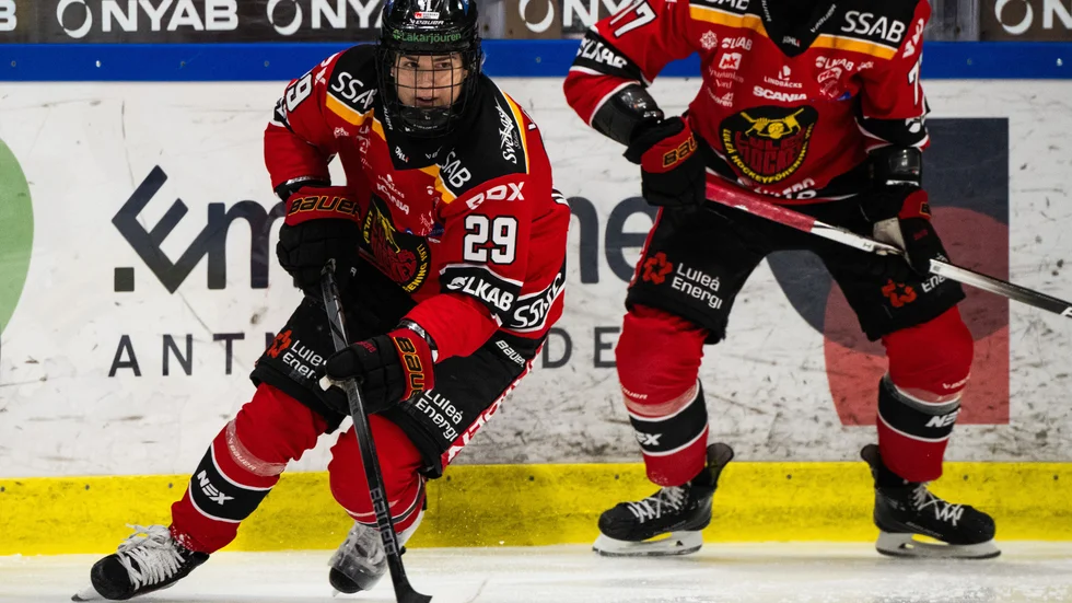 231209 Luleås Emma Nordin under ishockeymatchen i SDHL mellan Luleå och AIK den 9 december 2023 i Luleå. 
Foto: Simon Eliasson / BILDBYRÅN / COP 159 / SE0200