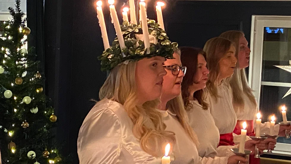 Luciatraditionen står sig stark i Enköping. Den startade 1941 och finns än i dag. Årets Lucia heter Lovisa Erikssjö och kommer från Örsundsbro. Bortanför henne ses Jenny Strehle, Sophia Källström, Amanda Silén och Caroline Söderstedt.