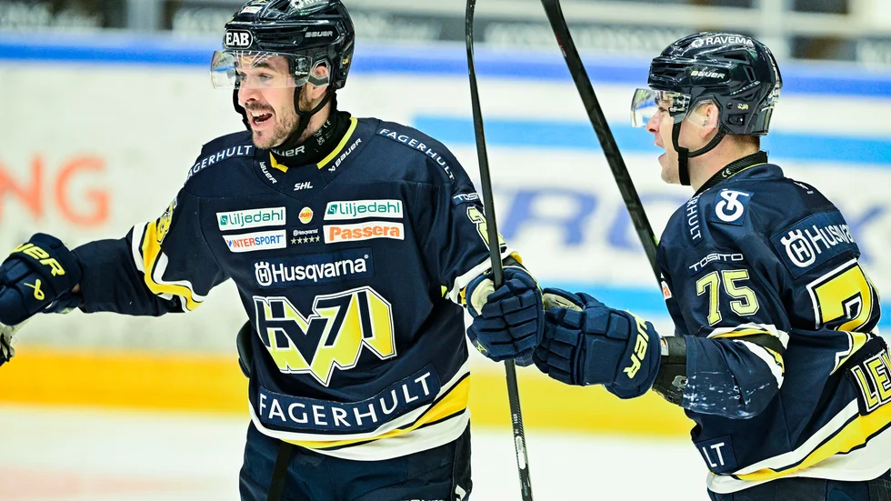 JÖNKÖPING 20230307HV71:s Nick Shore, tv, gjorde HV71:s ledningsmål mot Oskarshamn. Arkivbild.