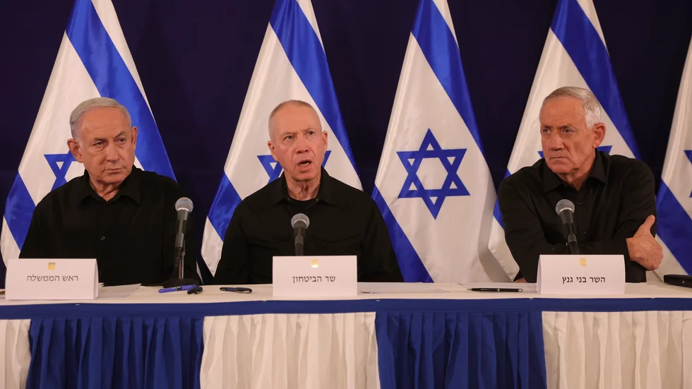 Israels premiärminister Benjamin Netanyahu, försvarsminister Yoav Gallant och oppositionsledaren Benny Gantz, som sitter i landets krisregering, vid lördagens pressträff.