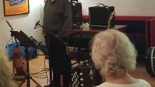 Egon Fredriksson underhöll när PRO Vittangi ordnade musikcafé.         