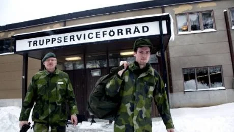 Mot nya mål. Filip Boberg (till höger) har tagit tjänstledigt från Ica för att genomgå grundläggande soldatutbildning. Om tre månader hoppas Gotlandsgruppens chef Lars-Åke Permerud få se Filips signatur på ett hemvärnskontrakt.