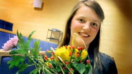 Prisad. Hanna Landergren, ordförande i Rädda Barnens ungdomsförbund på Gotland, överraskades i går kväll och fick ta emot det nyinstiftade Emerichstipendiet -- 3 000 kronor, ett diplom och blommor. "Pengarna ska gå till något gott, men jag vet inte vad än", sade en något tagen pristagare direkt efter utdelningen.foto: christer nilsson