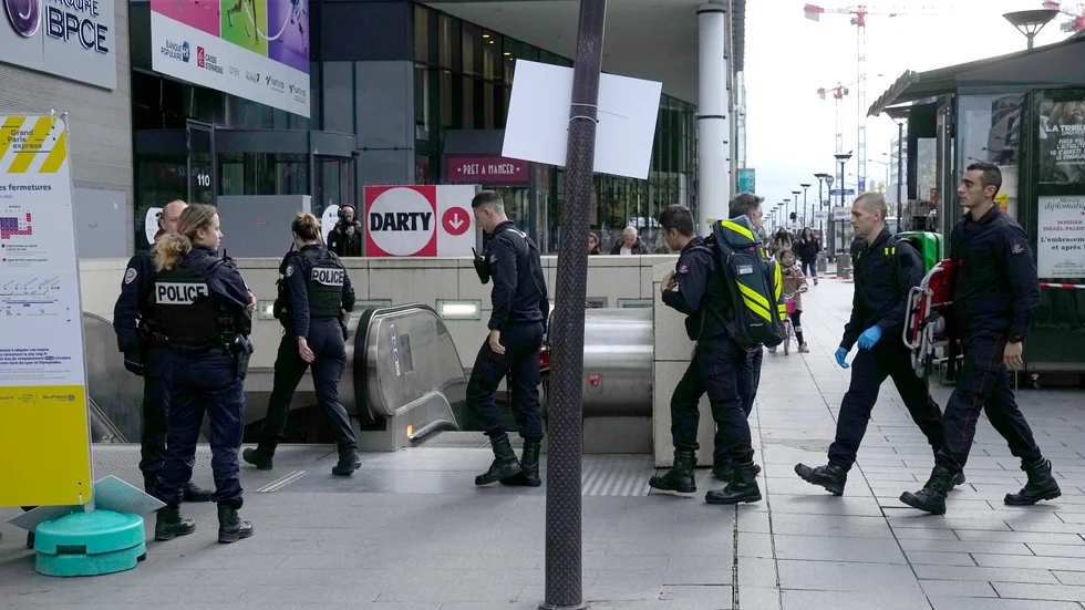 En stor polisinsats pågår vid en tunnelbanestation i Paris efter att polis skjutit en kvinna som betett sig hotfullt.