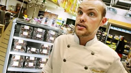 Bröllopstårta. Conrad Tyrsén och tre andra bagare skall komponera den perfekta bröllopstårtan.arkivFoto: Tobias Wallström