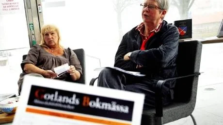 Länsbibliotikarie Elisabeth Stenberg-Lundin, t.v, och Anna Säve-Söderbergh.