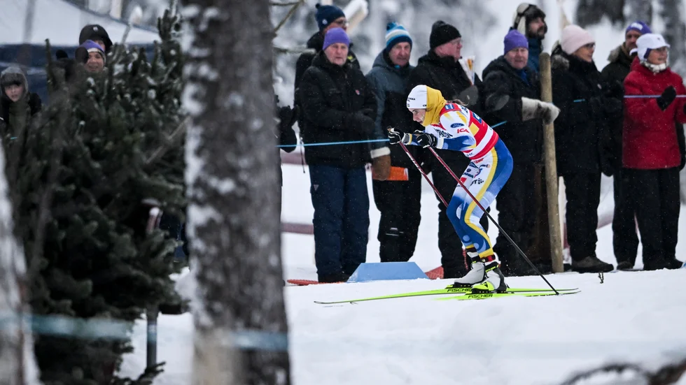 Ebba Andersson hejas fram av publiken runt Hellnerstadion under söndagens världscupstafett.