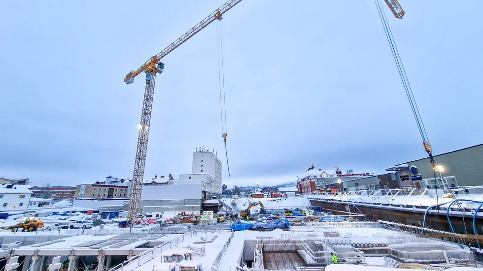 Två stora kranar ser till att arbetet flyter på och de kommer bli än viktigare när väggarna börjar komma på plats. "Killarna som kör kranarna är jätteduktiga. Det är en dröm att se dem arbeta, hur de mjukt de lyfter trots blåst och annat", säger Ola Uddelind.