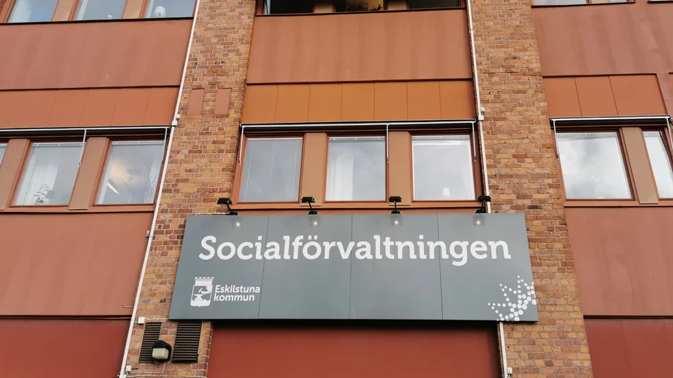 En anställd vid socialförvaltningen i Eskilstuna kommun ska ha haft en relation med en klient. Nu har medarbetaren sagts upp.