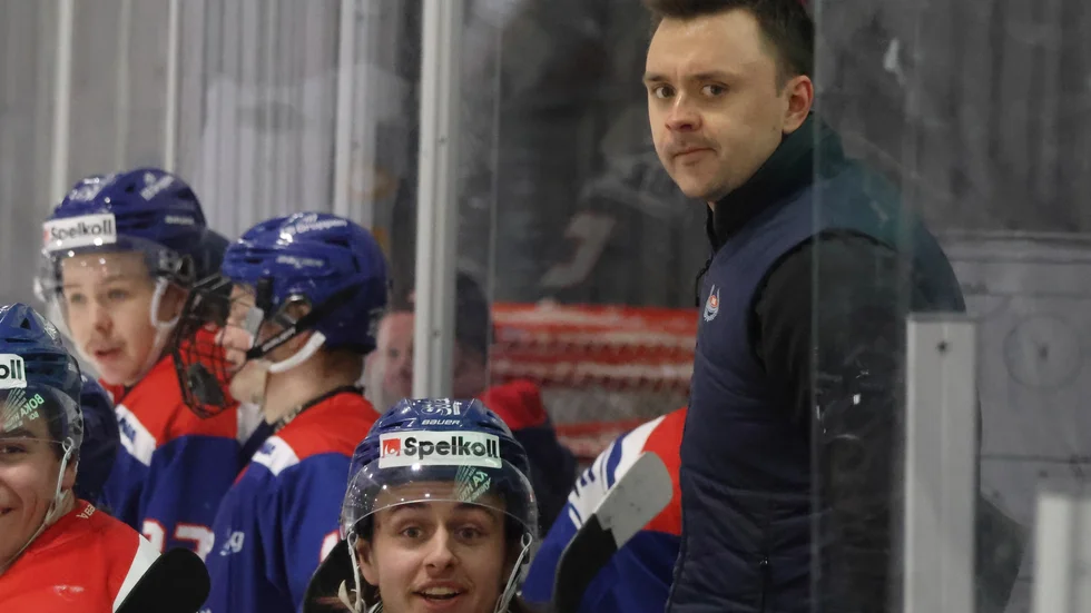 Philip Bertilsson har coachat IK Oskarshamns J20-lag. Nu blir han assisterande tränare för VIK:s A-lag.