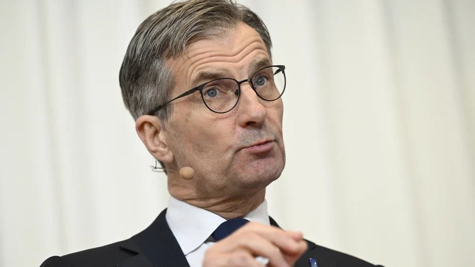 Marknaden räknar med minst fem räntesänkningar från Riksbanken, med chefen Erik Thedéen, nästa år. Arkivbild