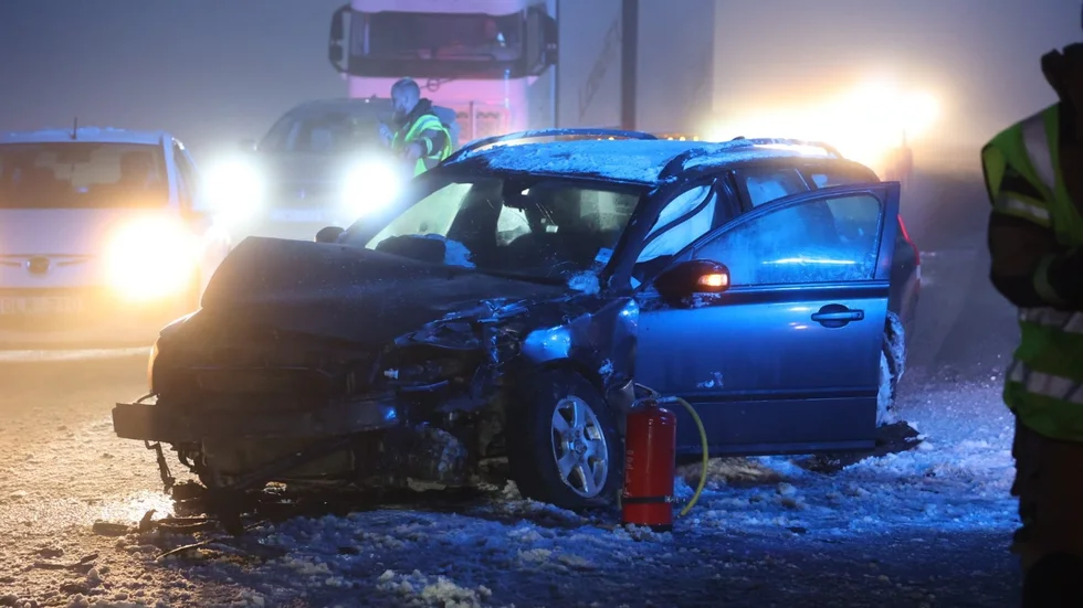 En trafikolycka har inträffat på väg 288 vid Stavby. Två bilar är inblandade.